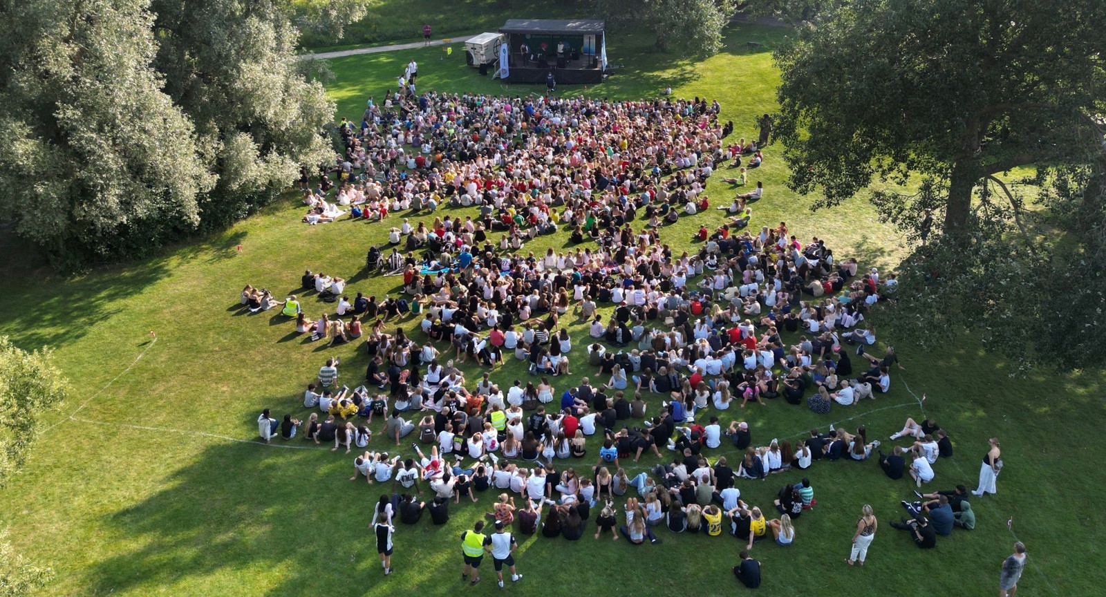 Dronebillede fra byparken. Scene, elever og voksne