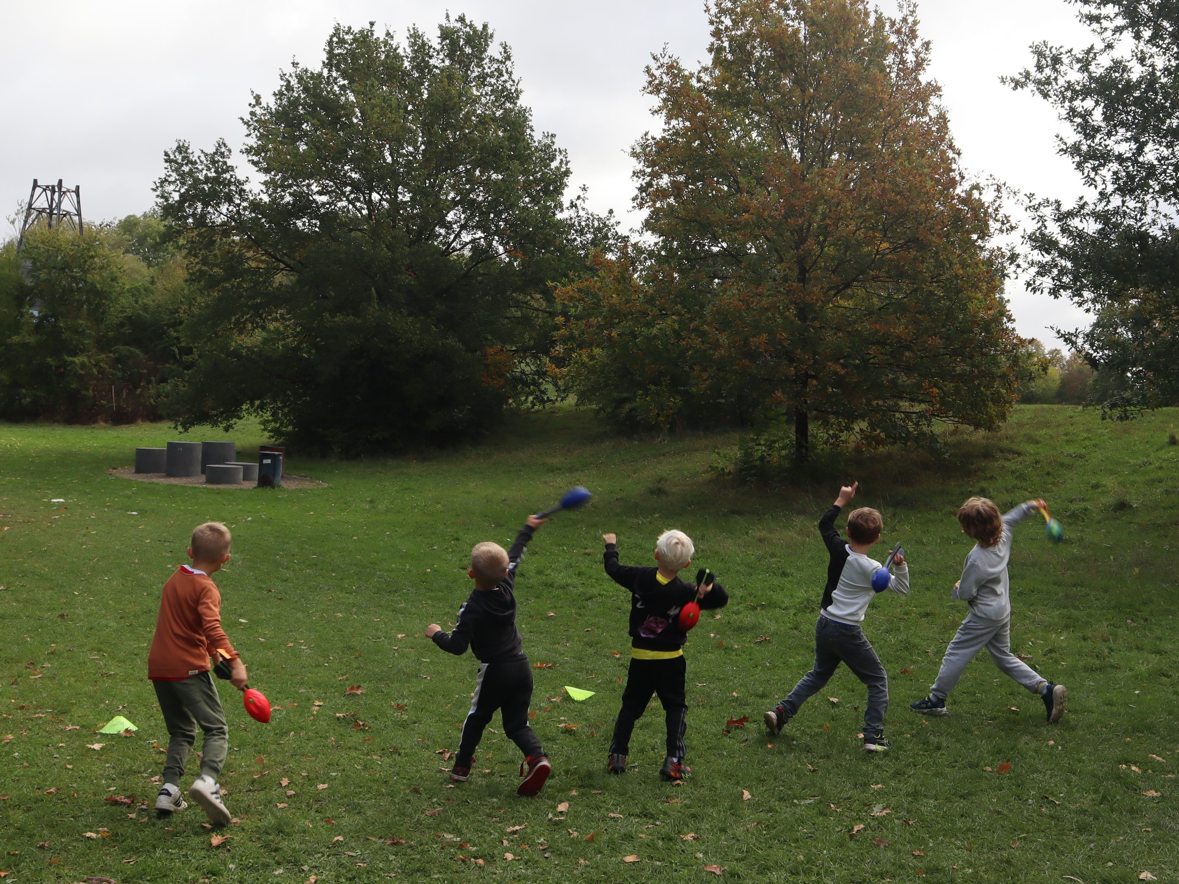 Drenge kaster kegler i Skovlunde Bypark