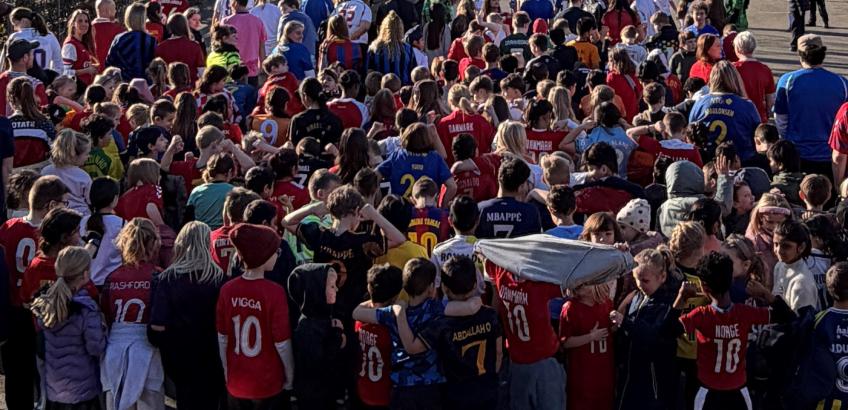 Foto fra 06.03.26 af elever i skolegården med foldboldtrøjer