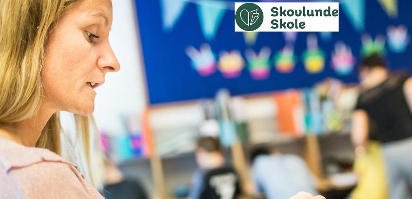 Situationsbillede fra Skovlunde Skole, lærer læser op 