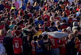 Foto fra 06.03.26 af elever i skolegården med foldboldtrøjer