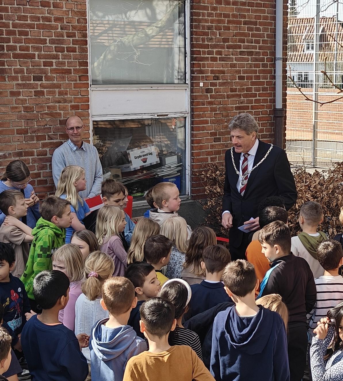 Flag, pølser og borgmestertale på Skovlunde Skole