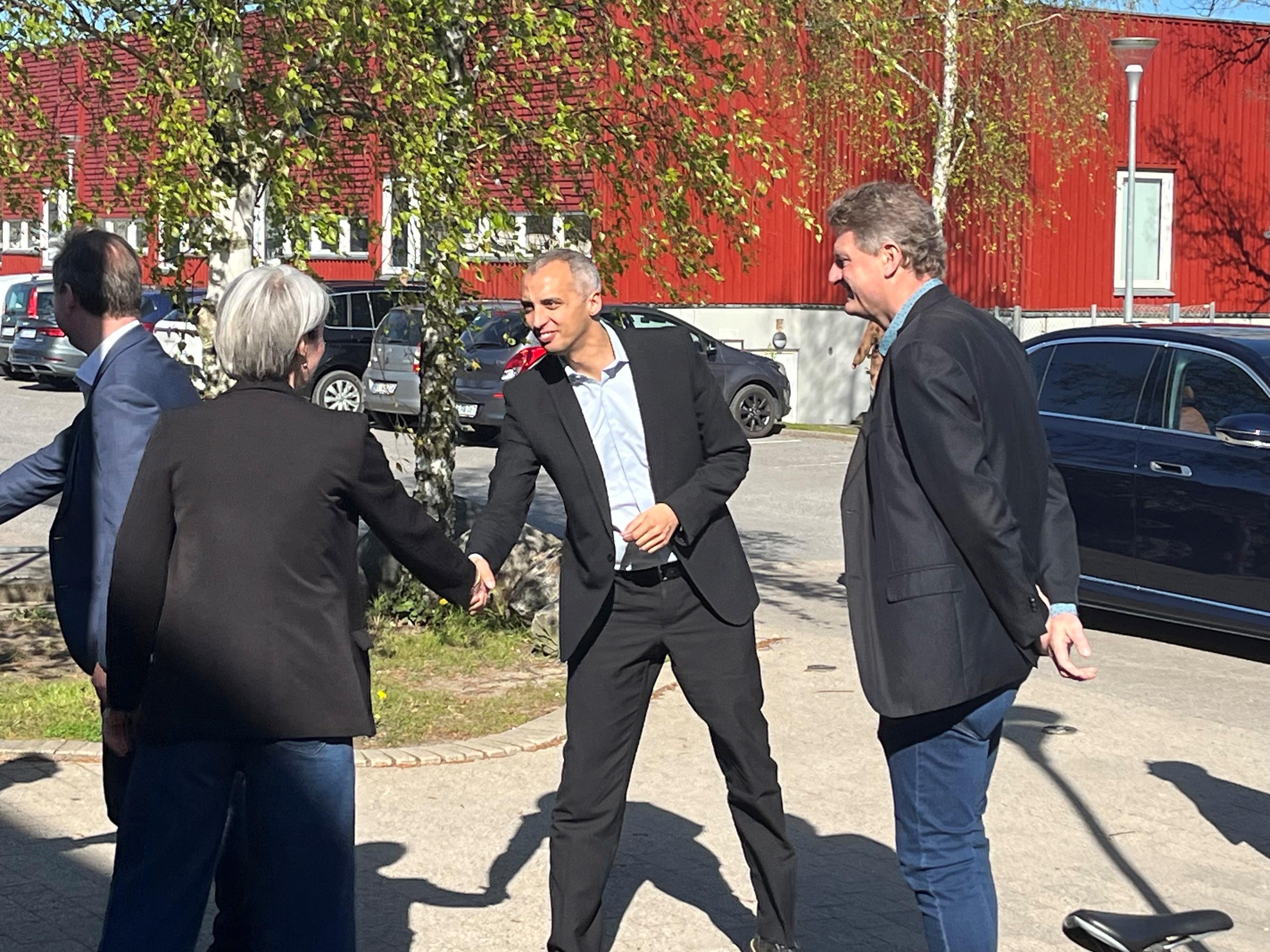 Ministerbesøg  i solskin på Skovlunde Skole